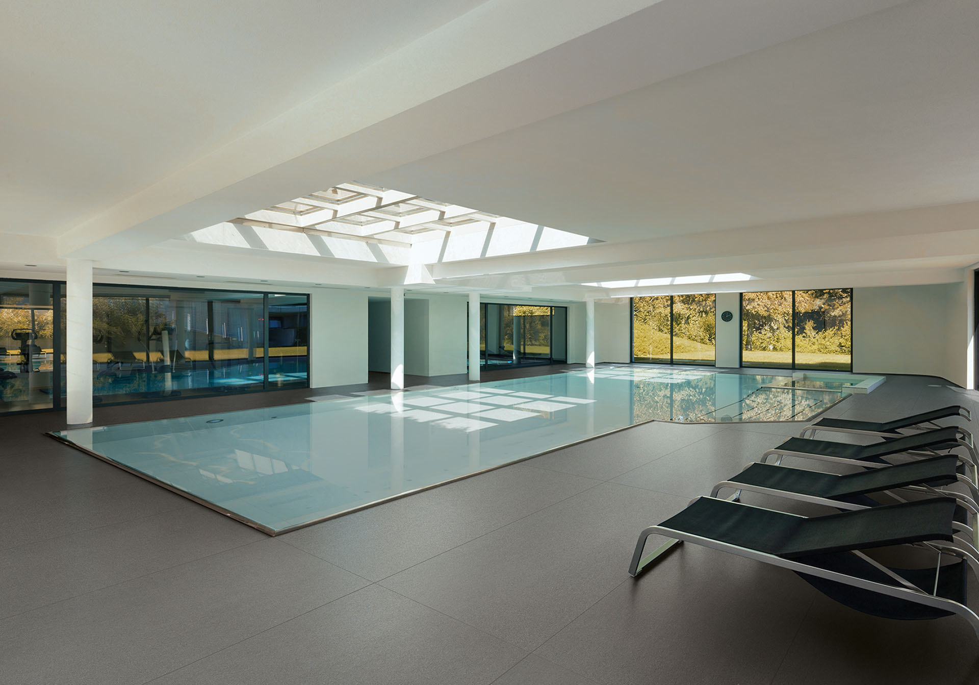 Immagine per la galleria della serie basalto. Si tratta di una piscina interna con pavimento realizzato con la collezione Basalto nel colore grigio