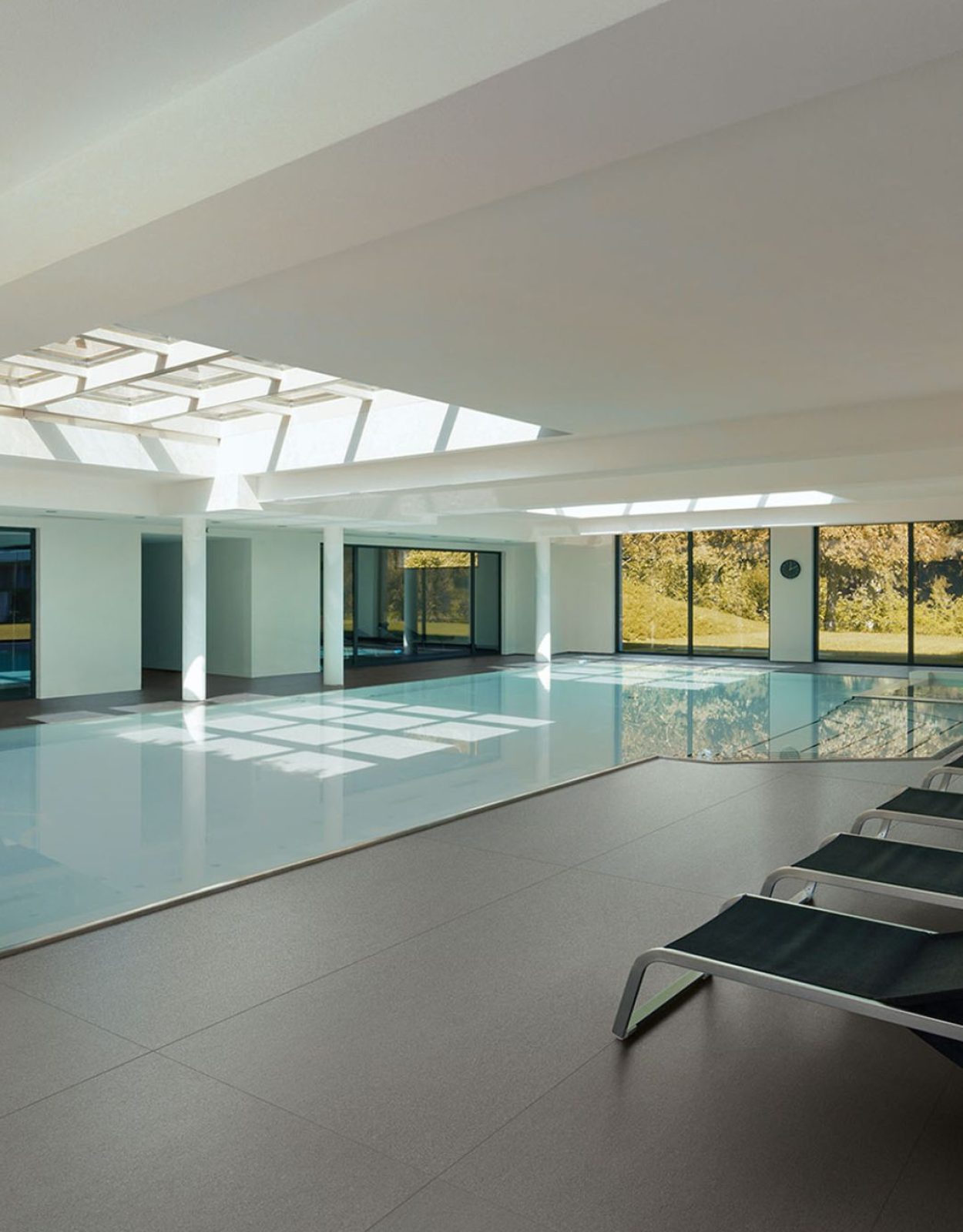 Immagine per la galleria della serie basalto. Si tratta di una piscina interna con pavimento realizzato con la collezione Basalto nel colore grigio